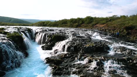 Aufnahme-Des-Flusses-Burara-Mit-Dem-Wasserfall-Bruarafoss,-Island