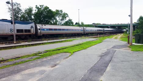 Downeaster-Acercándose-A-La-Estación-En-Portland,-Maine