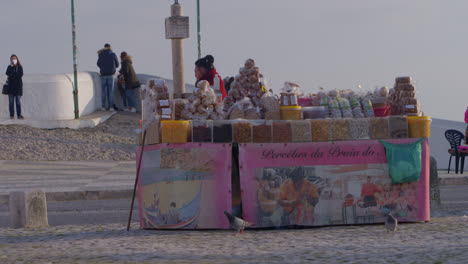 Bunter-Süßigkeitenstand-In-Einer-Küstenstadt-In-Nazare,-Portugal