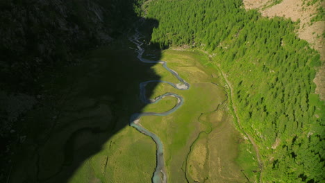Aerial-drone-view-of-Predarossa-or-Preda-Rossa-valley-during-summer-season-in-Val-Masino,-Italy