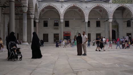 Escena-De-Turistas-Tomando-Selfies-Y-Disfrutando-De-La-Magnífica-Vista-De-La-Icónica-Mezquita-Azul,-También-Conocida-Como-Mezquita-Del-Sultán-Ahmed,-En-Estambul,-Turquía