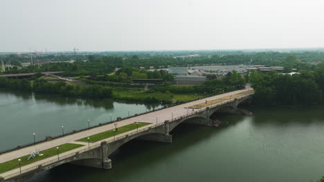 White-River-Pedestrian-Bridge-In-Indianapolis,-Indiana,-United-States