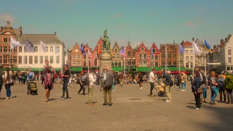 Menschen-Genießen-An-Einem-Sonnigen-Tag-Den-Marktplatz-In-Brügge,-Belgien---Breit