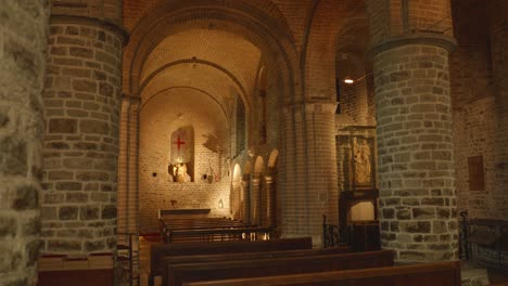 Innenraum-Der-Basilika-Des-Heiligen-Blutes-In-Brügge,-Belgien---Schwenk