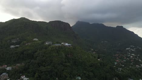 Mit-Einer-Drohne-Von-Oben-Gefilmte-Landschaften-Auf-Den-Seychellen,-Die-Die-Natur,-Berge,-Häuser-Und-Inseln-Auf-Der-Hauptinsel-Mahe-Zeigen