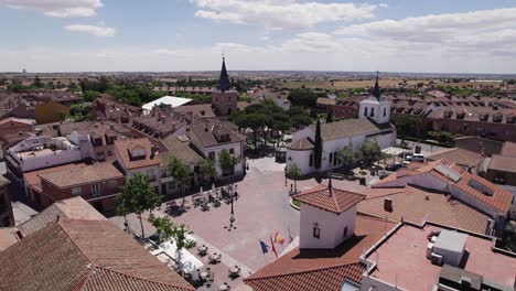 Luftbild-Des-Rathausplatzes-Von-Sevilla-La-Nueva,-Der-Die-Spanischen-Straßen-Der-Altstadt-Und-Die-Malerischen-Dächer-Mit-Roten-Ziegeln-Umrundet