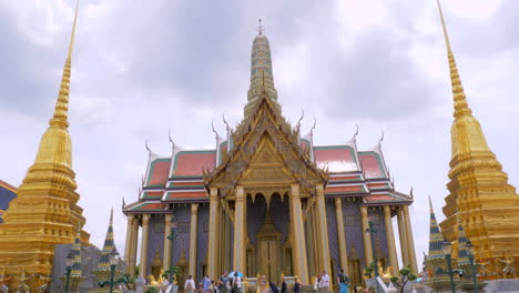 Tourists-at-Wat-Phra-Kaew-,-Bangkok,-Thailand