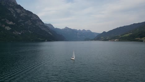 Nostalgische-Szene-Einer-Einsamen-Yacht-Beim-Segeln-Im-Walensee,-Schweiz