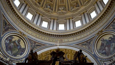 Eine-Einspielung,-Die-Sich-Nach-Oben-Neigt-Und-Die-Wunderschönen-Kunstwerke-Und-Mosaike-Enthüllt,-Die-Die-Michelangelo-Kuppel-Im-Petersdom-In-Der-Vatikanstadt,-Italien,-Umgeben