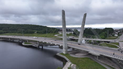 Farrisbrua-Brücke-Mit-Autos,-Die-An-Einem-Bewölkten-Tag-In-Larvik,-Norwegen,-Fahren---Drohnenaufnahme-Aus-Der-Luft