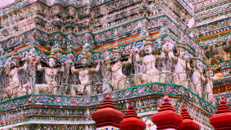 Traditionelle-Thailändische-Literatur.-Antike-Riesenstatue-Rund-Um-Den-Sockel-Und-Die-Pagode-Von-Wat-Arun