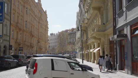 Eine-Typische-Straße-In-Prag-Aus-Der-POV-Perspektive