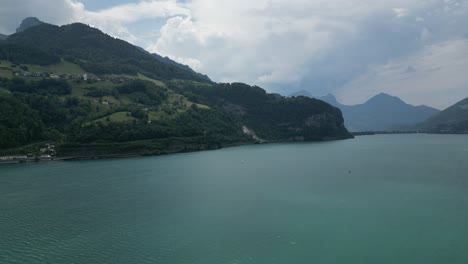 Lago-Walensee-Coronado-Con-Exuberantes-Y-Verdes-Alpes-Suizos-En-Suiza,-Vista-Aérea
