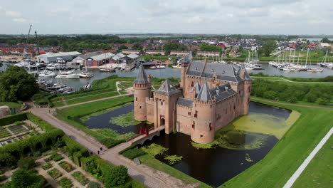 Schloss-Muiderslot:-Luftaufnahme-Im-Orbit-In-Der-Nähe-Des-Schönen-Schlosses-Und-Mit-Blick-Auf-Den-Hafen-Und-Die-Ihn-Umgebenden-Kanäle