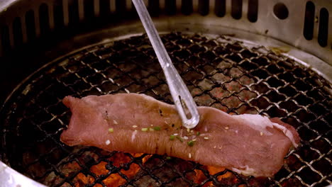 Gegrilltes-Koreanisches-Schweinefleisch-Und-Fleisch-Vom-Grill-Mit-Feuer