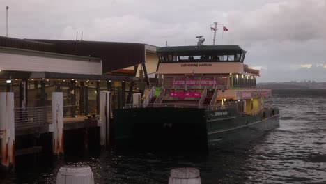 Varonil-Ferry-Atraque-En-Varonil-Pequeño-Ferry-Nuevo