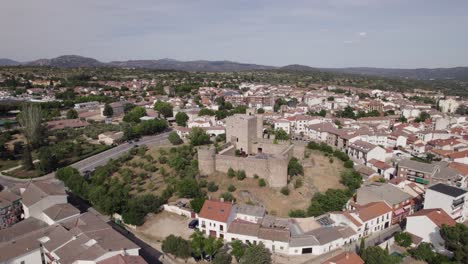 Castillo-Preservado-Rodeado-Por-Un-Pueblo-Rural-Español