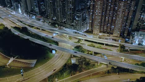 Vista-Aérea-De-Las-Carreteras-Y-Rascacielos-Del-Distrito-Central-Frente-Al-Puerto-En-La-Isla-De-Hong-Kong,-Hong-Kong,-China