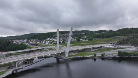 Puente-Farrisbrua-Bajo-Un-Cielo-Nublado-En-Larvik,-Noruega---Toma-Aérea-De-Drones