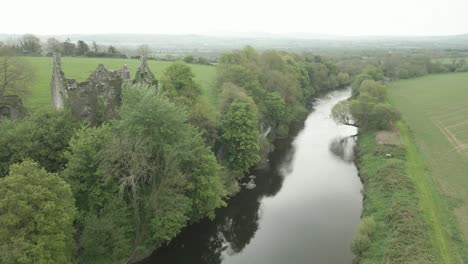 Encantador-Río-Aguas-Negras-Que-Fluye-Por-Las-Ruinas-Del-Castillo-De-Dromaneen-Cork-Irlanda