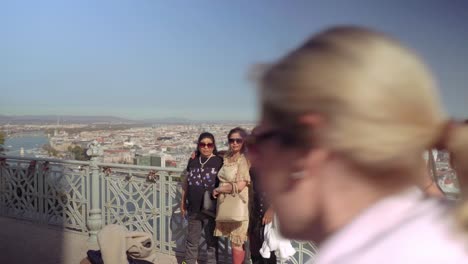 Touristen-Posieren-Für-Fotos-Mit-Blick-Auf-Die-Stadt-Pest-Vom-Aussichtspunkt-Buda-Gellert-Hügel