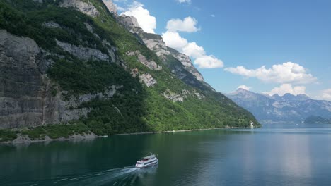 Turistas-Disfrutando-De-Un-Crucero-En-La-Tranquila-Belleza-Natural-Del-Lago-Walensee,-Suiza