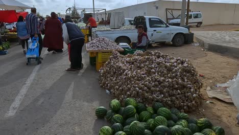 Verkauf-Von-Knoblauch-Auf-Dem-Midoun-Markt-Von-Djerba-In-Tunesien
