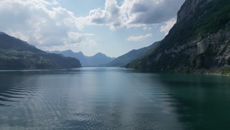 Klare,-Traumähnliche-Wunderschöne-Surreale-Landschaft-Des-Schweizer-Walensees