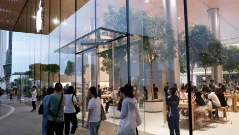 La-Primera-Apple-Store-Se-Abrió-En-El-Centro-Comercial-Icon-Siam-Por-Primera-Vez-En-Tailandia-Y-Atrajo-A-Muchos-Espectadores-De-Toda-La-Ciudad.