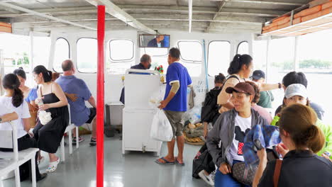 Ein-Touristenboot-Aus-Bangkok,-Thailand,-Landete-Im-Wat-Arun-Auf-Dem-Wasser
