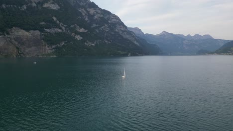 Filmische,-Ruhige-Szene-Einer-Yacht,-Die-Im-Schweizer-See-Segelt,-Luftaufnahme