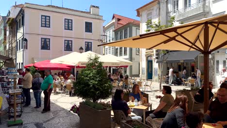 Zeitlupenaufnahme-Vieler-Touristen,-Die-Sich-Im-Restaurant-Auf-Dem-Platz-Der-Stadt-Aveiro-In-Portugal-Ausruhen