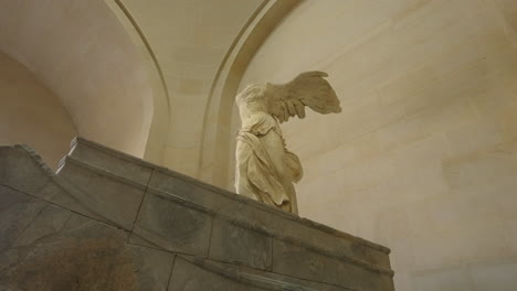 Einspielung-Einer-Geflügelten-Weiblichen-Marmorstatue-Im-Louvre-Museum