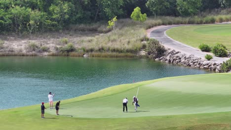 Golfspieler-Beim-Abschlag-Auf-Dem-Golfplatz-In-La-Romana,-Dominikanische-Republik