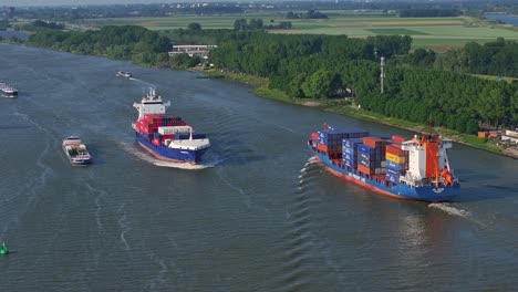 Große-Containerschiffe-Auf-See,-Beladen-Mit-Verschiedenen-Firmencontainern-Für-Die-Offshore-Versorgung,-Luftaufnahme