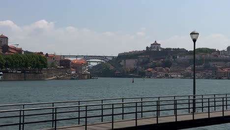 Toma-Amplia-Que-Muestra-La-Ciudad-De-Porto,-El-Río-Duoro-Y-El-Famoso-Puente-Ponte-Dom-Luis-En-Verano