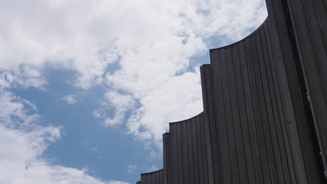 Malerische-Aussicht-Auf-Die-Wolkenlandschaft-Am-Blauen-Himmel-Mit-Der-Architektur-Des-Mona-Art-Museum,-Zeitraffer-4k-Tasmanien