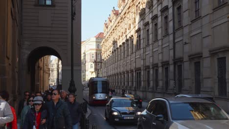 Eine-Typische-Straße-Und-Straßenbahn-In-Prag-Aus-Der-POV-Perspektive