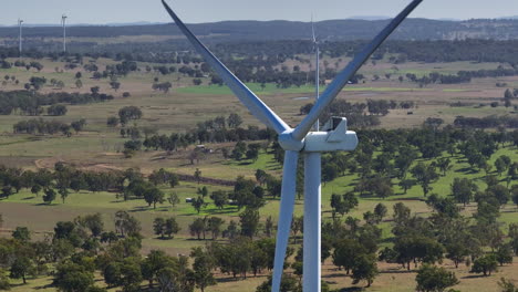 Nachhaltige-Windkraftanlagen-Für-Erneuerbare-Energien,-Die-Strom-Aus-Wind-Erzeugen,-4K-Australien-Telefoto-Drohne