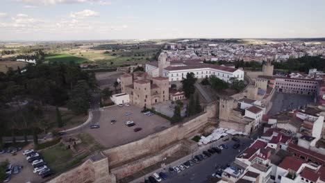 Aerial-pullback-from-Alcazaba-fortress-revealing-Badajoz-cityscape,-Spain