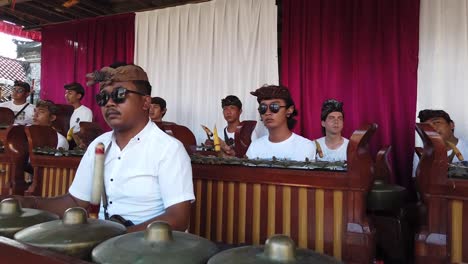Das-Gamelan-Musikorchester-Tritt-Bei-Traditioneller-Kunst-Bei-Einer-Hochzeit-In-Bali,-Indonesien,-Der-Ursprünglichen-Balinesischen-Kultur-Auf