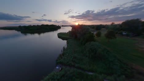 FPV-Drohnenansicht-Des-Sonnenuntergangs-Am-Bytynskie-See-In-Polen