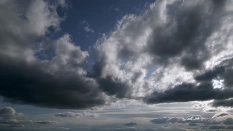 Von-Links-Nach-Rechts-Aufgenommener-Abendhimmel-Mit-Dunkelgrauen-Wolken,-Die-Die-Neblige-Landschaft-Der-Sonne-Bedecken