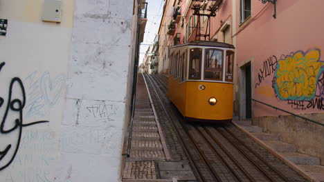 Funicular-Bica-Moviéndose-Cuesta-Arriba-A-Través-De-Edificios-En-Lisboa,-Portugal.