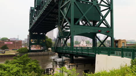 Columbus-Road-Lift-Bridge-A-Través-Del-Río-Cuyahoga-En-Cleveland,-Ohio,-Estados-Unidos
