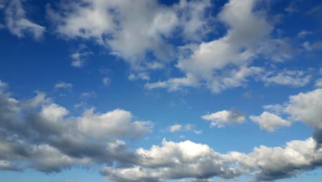 Aufnahme-Von-Rechts-Nach-Links,-Keine-Landschaft,-Graue,-Weiße-Wolken-über-Einem-Hellblauen-Himmel