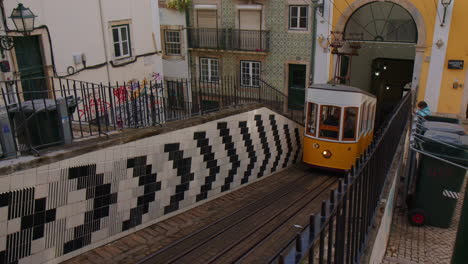 Funicular-Bica-Moviéndose-Cuesta-Arriba-En-El-Ferrocarril-En-Lisboa,-Portugal.