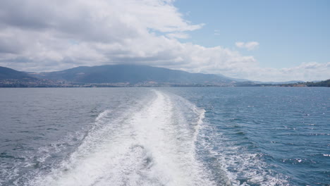 Ferry-Mona-Hobart-A-Través-Del-Río-Derwent,-Debajo-Del-Puente-Y-Pasando-Por-El-Crucero,-4k-Tasmania
