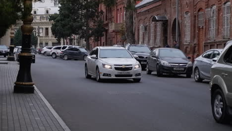 Vehicle-street-traffic-in-Central-Asian-capital-city:-Baku,-Azerbaijan