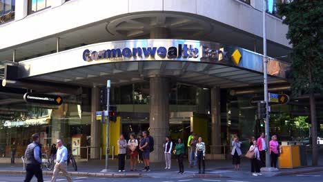 Commonwealth-bank-financial-institution,-Queen-street-branch-corner-of-Edward-and-Queen-street-at-Brisbane-city,-static-shot-capturing-busy-traffics-and-pedestrians-crossing-the-road-at-rush-hours